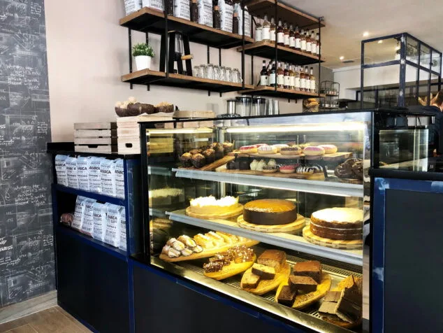 Imagen: Vitrina de pastelería en Nostro Café Costa