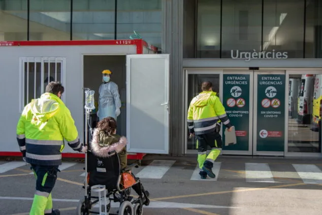 Imagen: Personal sanitario en la entrada a Urgencias del Hospital