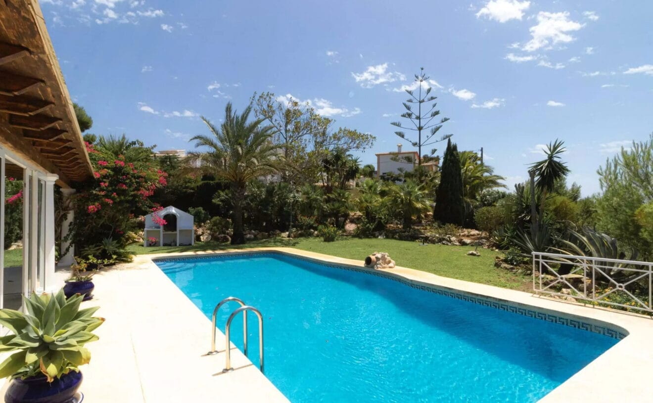 Piscina de un chalet en venta en la zona de la Granadella - Vicens Ash Properties