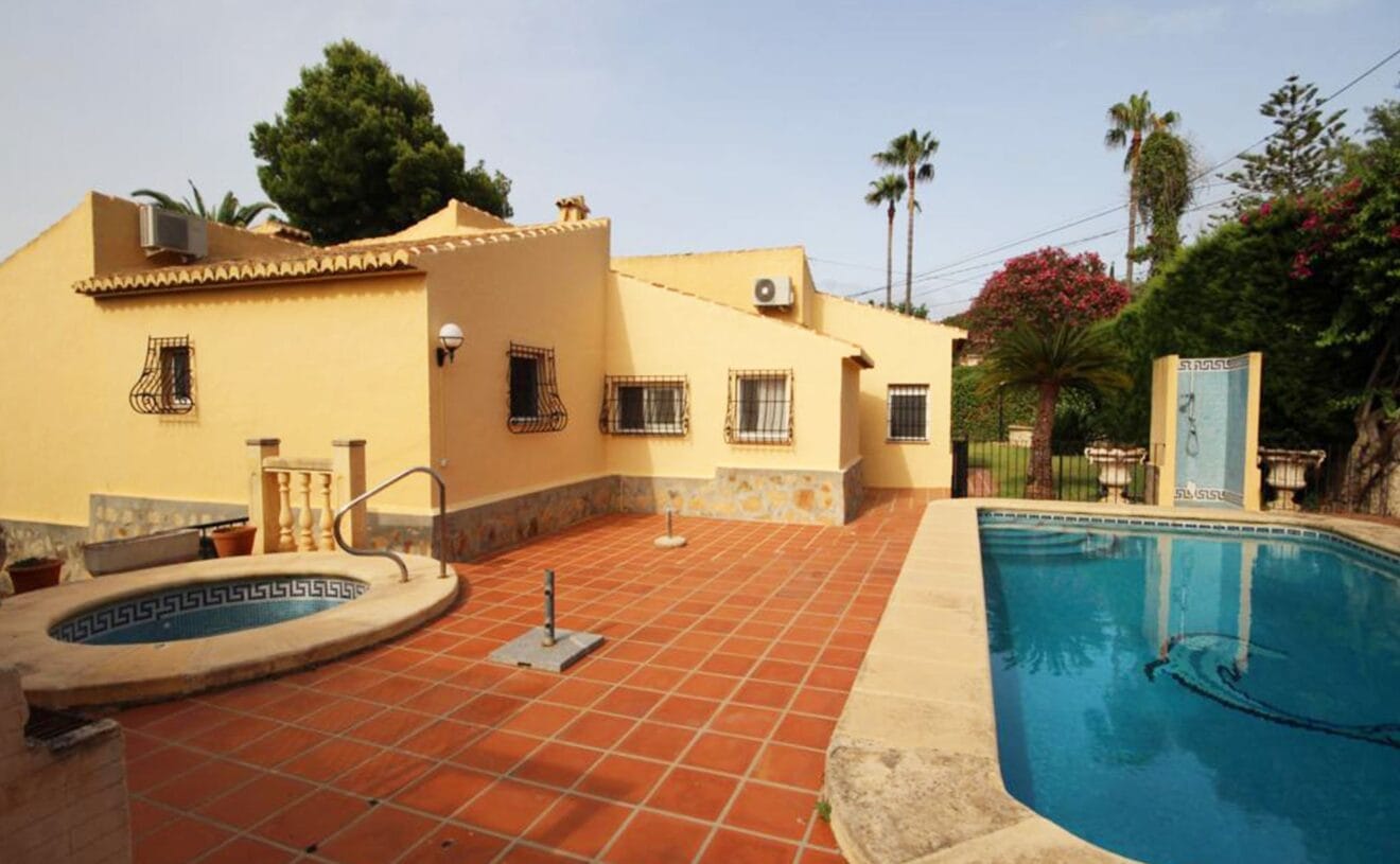 Piscina de un chalet en venta en la zona Tosalet de Jávea - Atina Inmobiliaria