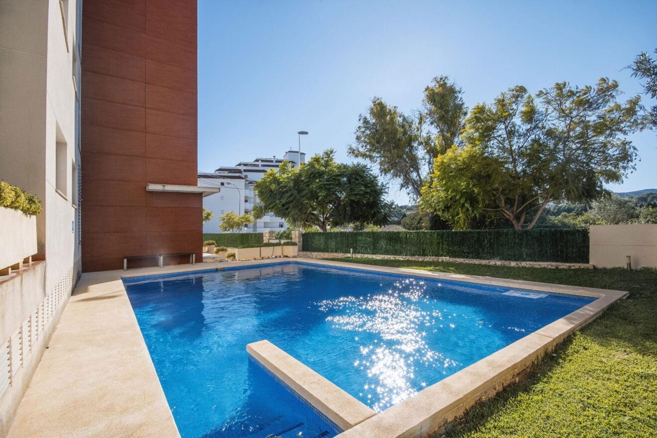 Piscina comunitaria de un apartamento de alquiler en Jávea - Aguila Rent a Villa