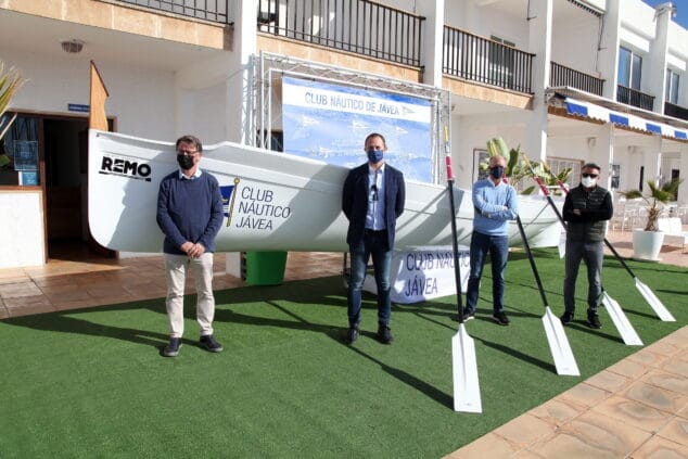 Imagen: Presentación del nuevo falutxo al CN Jávea