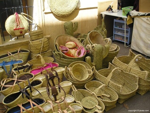 Imagen: Productos de esparto en la feria de Artesanía de Xàbia