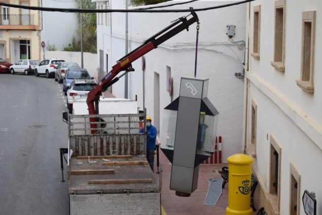 Imagen: Retiran las últimas cabinas de El Poble Nou de Benitatxell