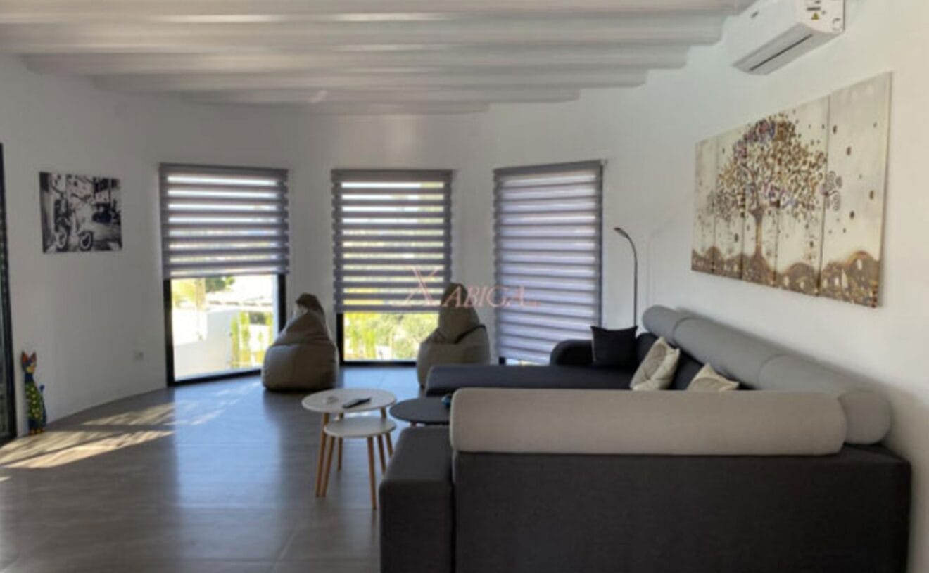 Espacioso salón de un chalet en venta en Jávea - Xabiga Inmobiliaria