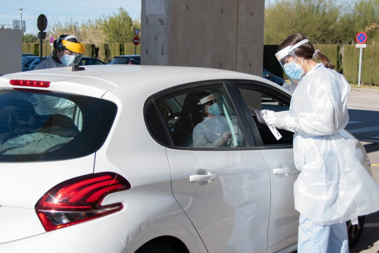 Sanitarios realizando pruebas PCR