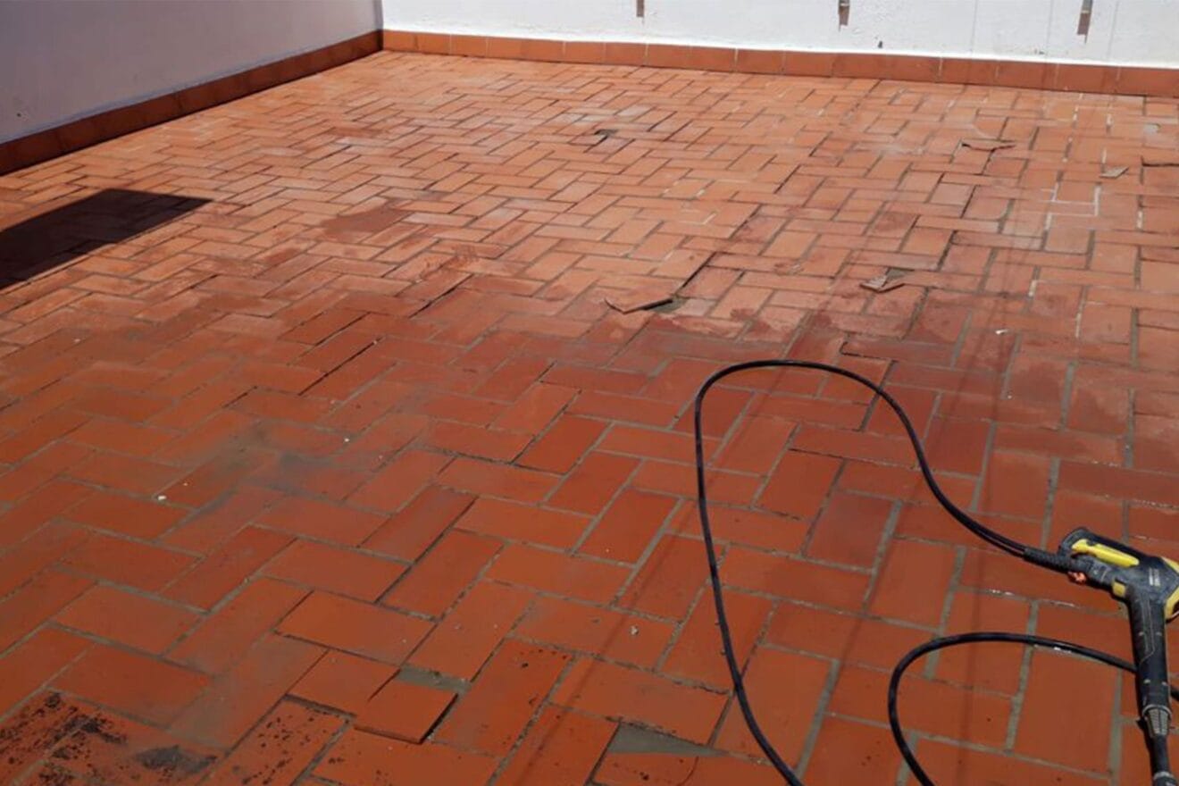 Terraza deteriorada pendiente de impermeabilización - Pinturas Juanvi Ortolà