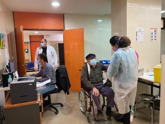 Imagen: Un vecino de Xàbia recibiendo la vacuna