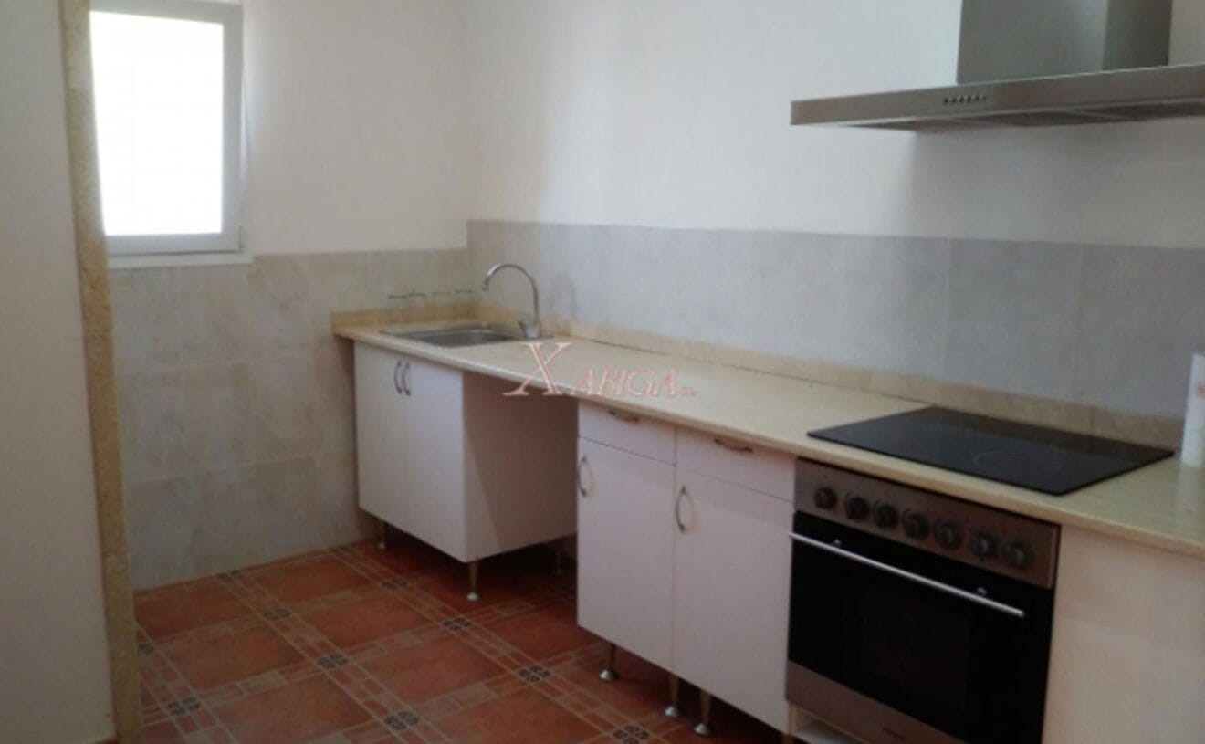 Una de las cocinas de una casa con vivienda de invitados en venta con Xabiga Inmobiliaria