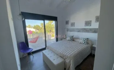 Una de las habitaciones de un chalet en venta en Jávea – Xabiga Inmobiliaria