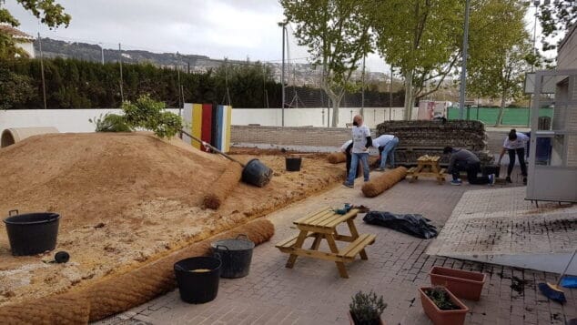 Imagen: Actuación en el patio infantil del Trenc d'Alba
