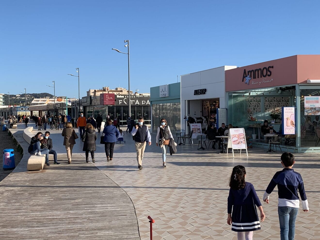 Ambiente del Puente de San José en la playa del Arenal
