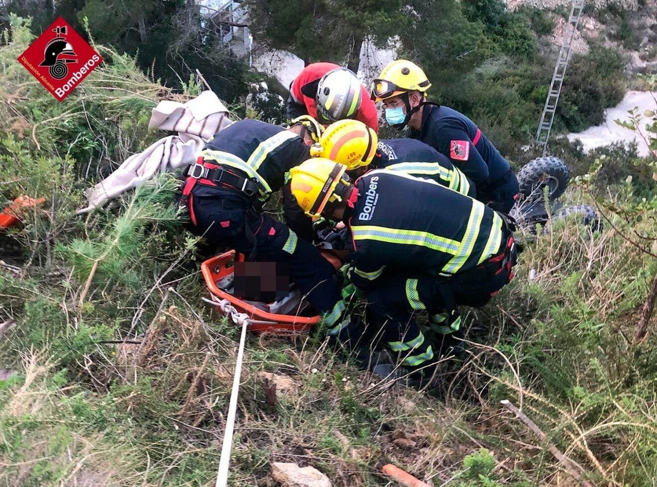 Bomberos rescata a dos jóvenes caídos en un quad
