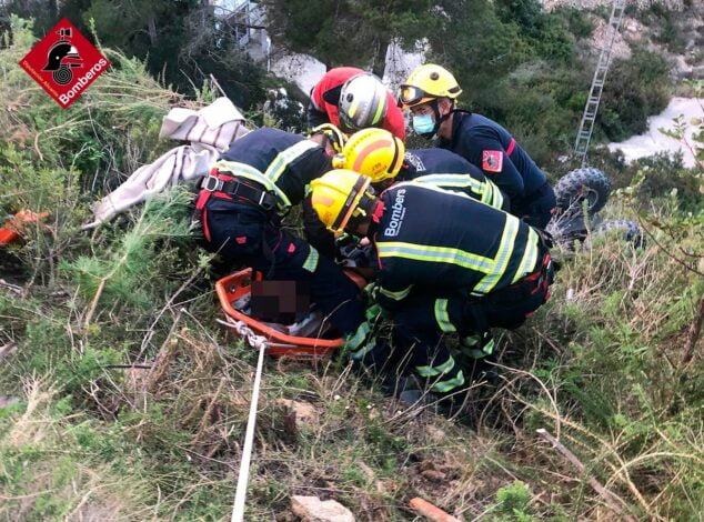 Imagen: Bomberos rescata a dos jóvenes caídos en un quad