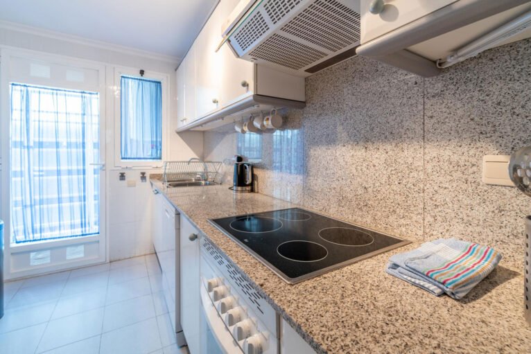 Cocina de un apartamento de vacaciones en Jávea con capacidad para cuatro personas - Quality Rent a Villa