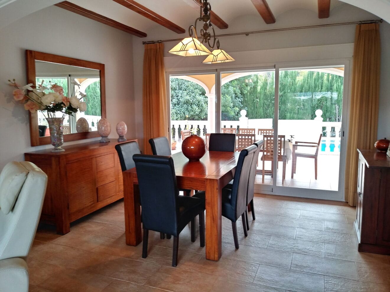 Comedor de una casa en venta cerca del centro histórico de Jávea - Xabiga Inmobiliaria