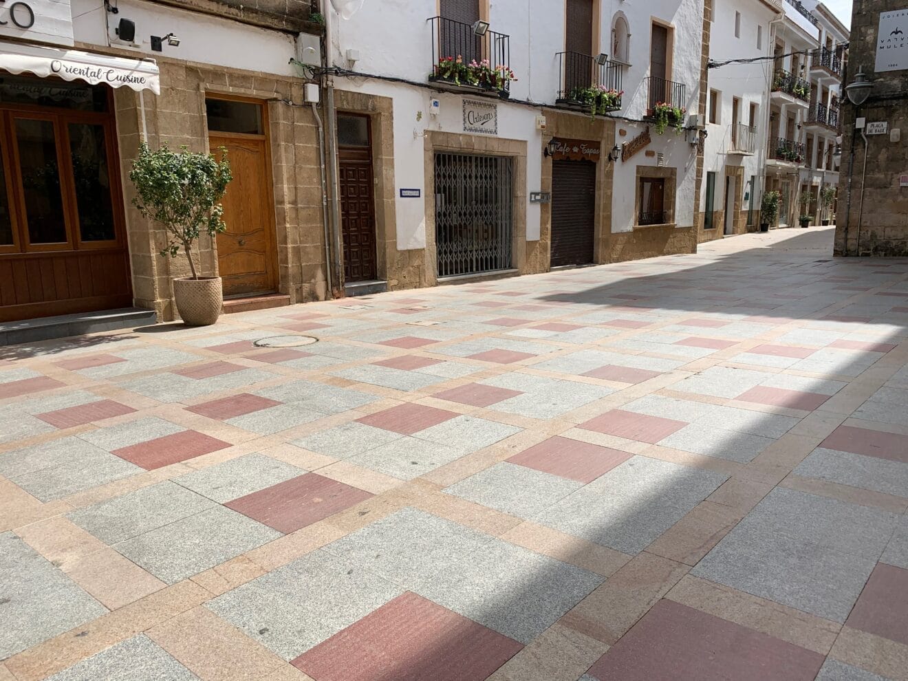 Comercios de Xàbia Histórica cerrados por la crisis