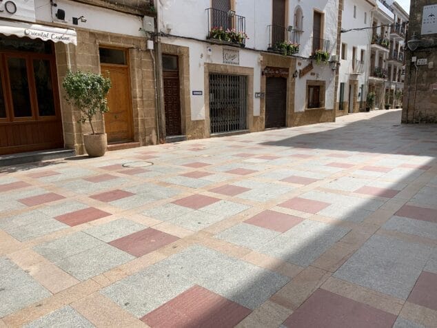 Imagen: Comercios de Xàbia Histórica cerrados por la crisis