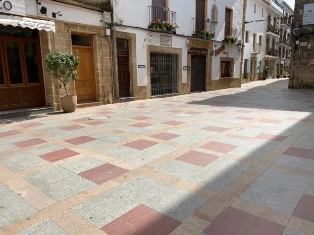 Imagen: Comercios de Xàbia Histórica cerrados por la crisis