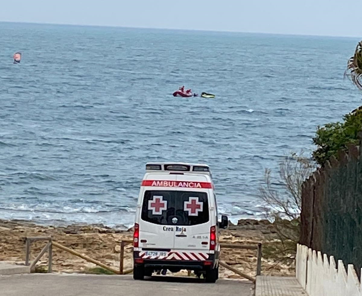 Cruz Roja rescata a un windsurfista