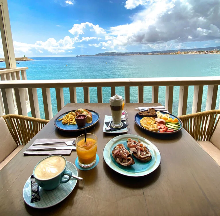 Desayuno con vistas al mar de Cala Bandida