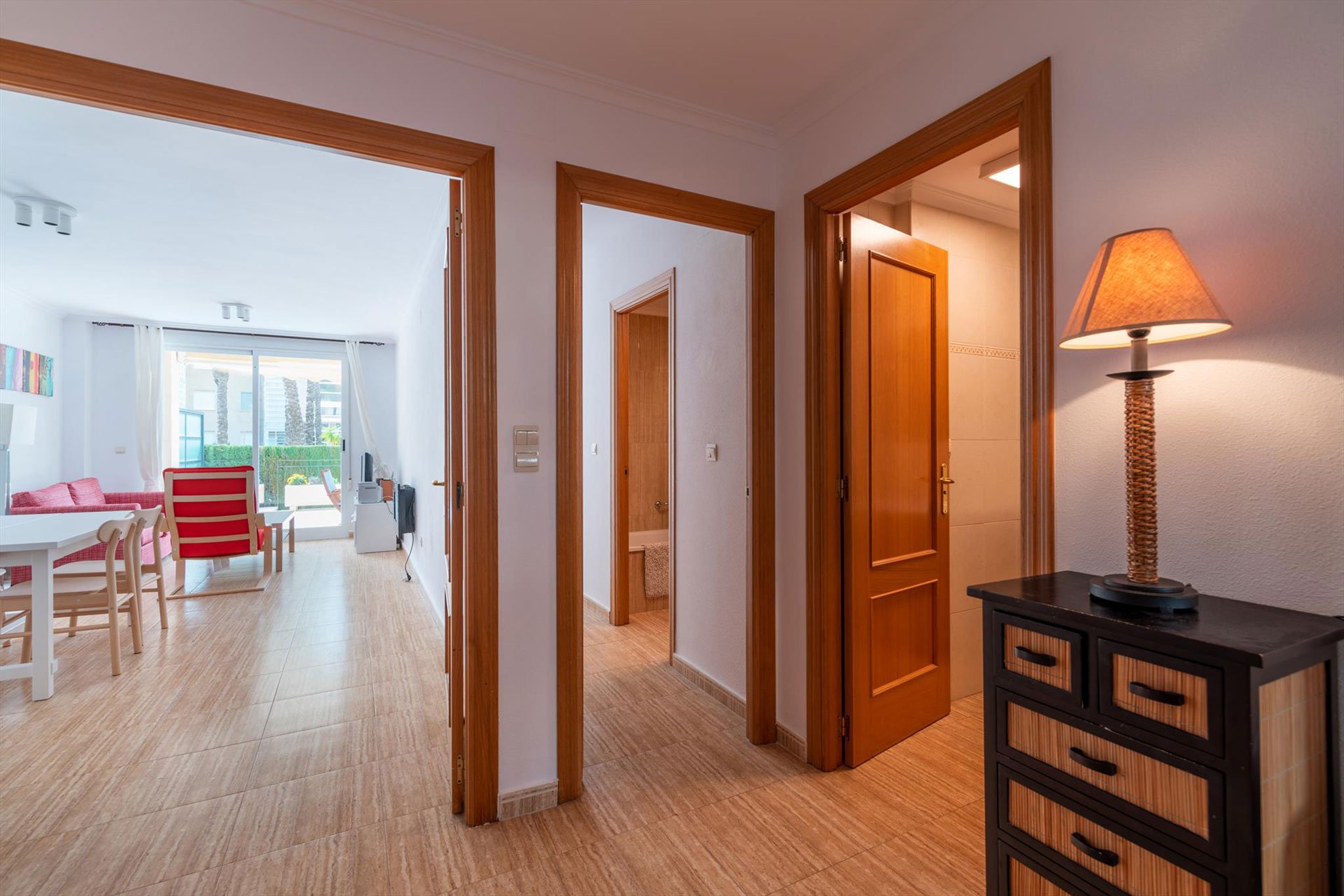 Distribuidor de un apartamento de vacaciones en Jávea con capacidad para cuatro personas – Quality Rent a Villa