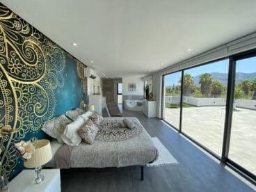 Dormitorio de una casa de los años 80 renovada por Lucas Graf Projects