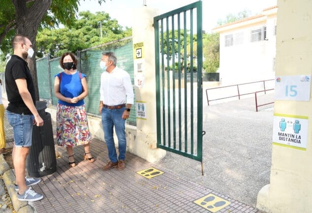 Imagen: El director del centro escolar junto a los ediles