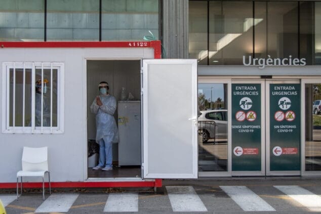 Imagen: Entrada a Urgencias y punto de pruebas PCR en el Hospital de Dénia