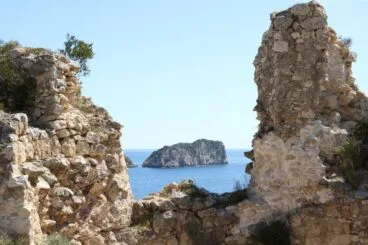 Illa del Descubridor de entre las ruinas (Foto: Miguel Ángel Mayans)