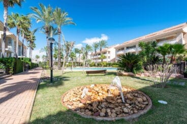 Jardín de un apartamento de vacaciones en Jávea con capacidad para cuatro personas – Quality Rent a Villa