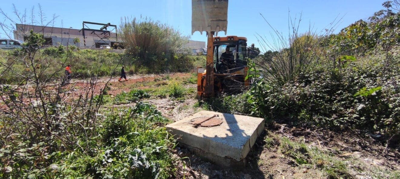 La maquinaria trabaja en el sellado de la arqueta del río Gorgos