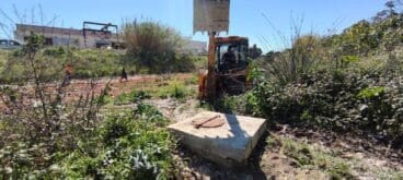 La maquinaria trabaja en el sellado de la arqueta del río Gorgos