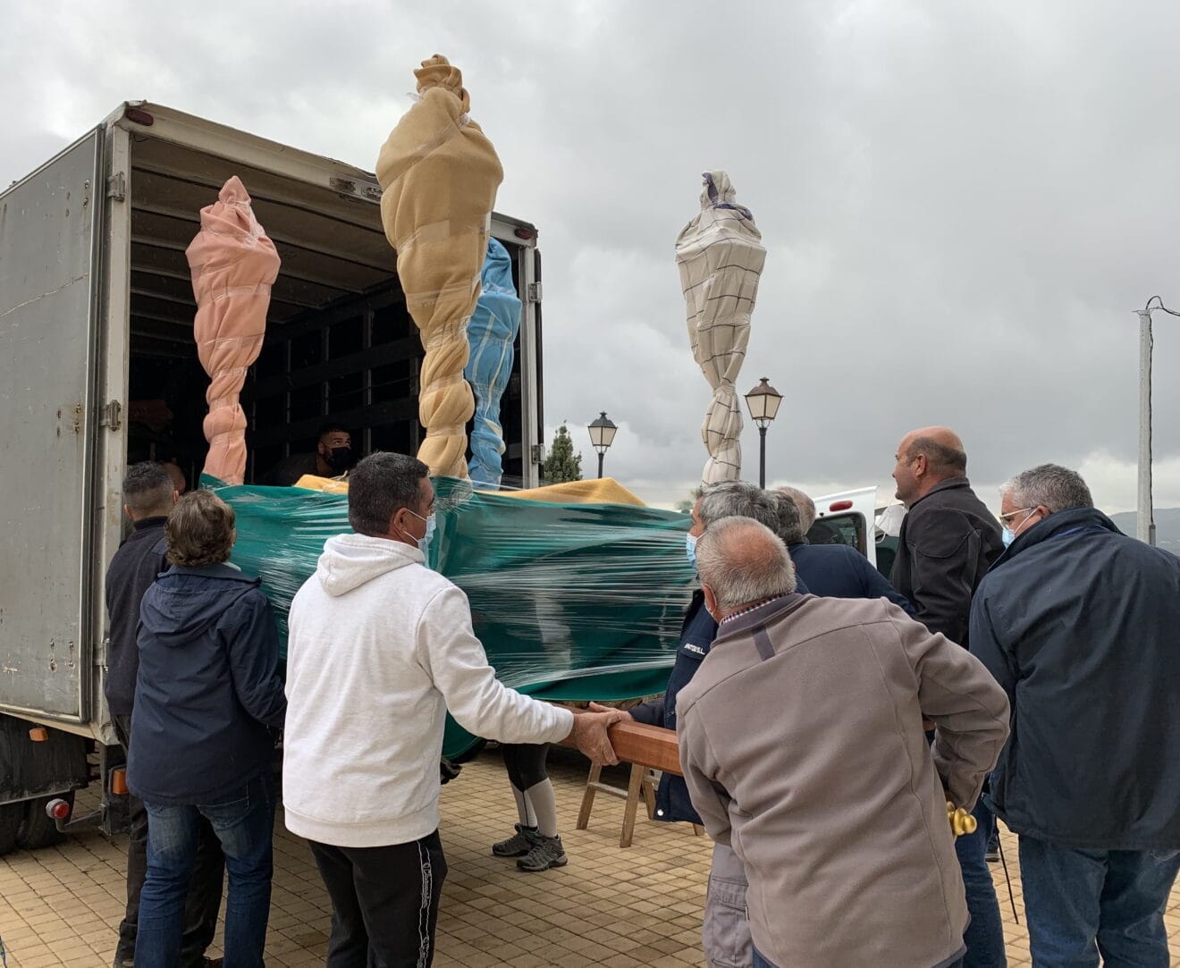 Mayorales de la Cofradía del Nazareno cargan las andas para su traslado