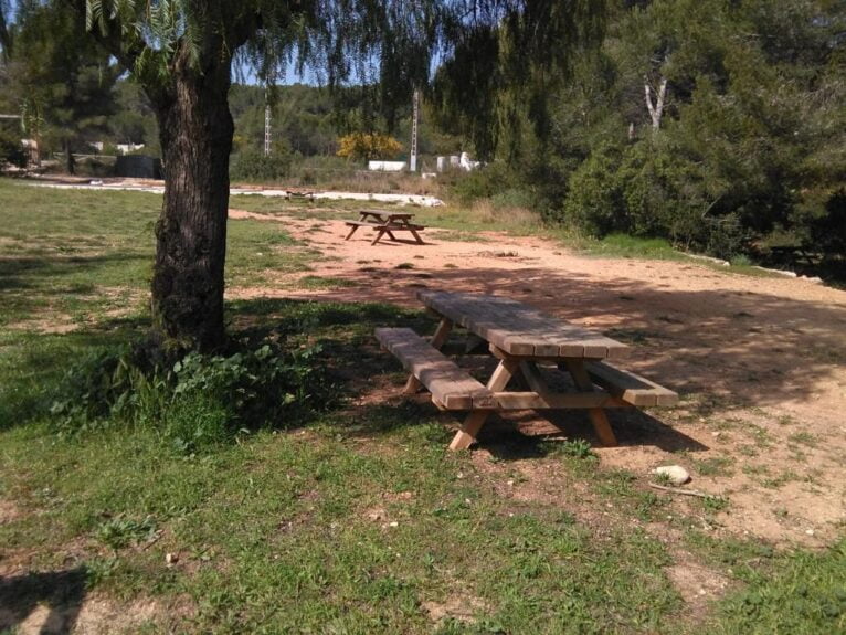 Mesas en la parque de Pinosol