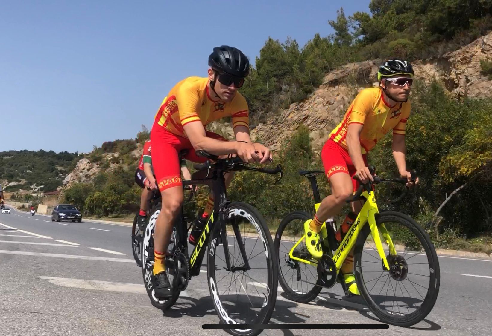Pablo junto al ciclista del equipo español en la prueba