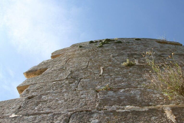 Stone wall of the old Castell de la Granadella (Photo: Miguel Ángel Mayans)
