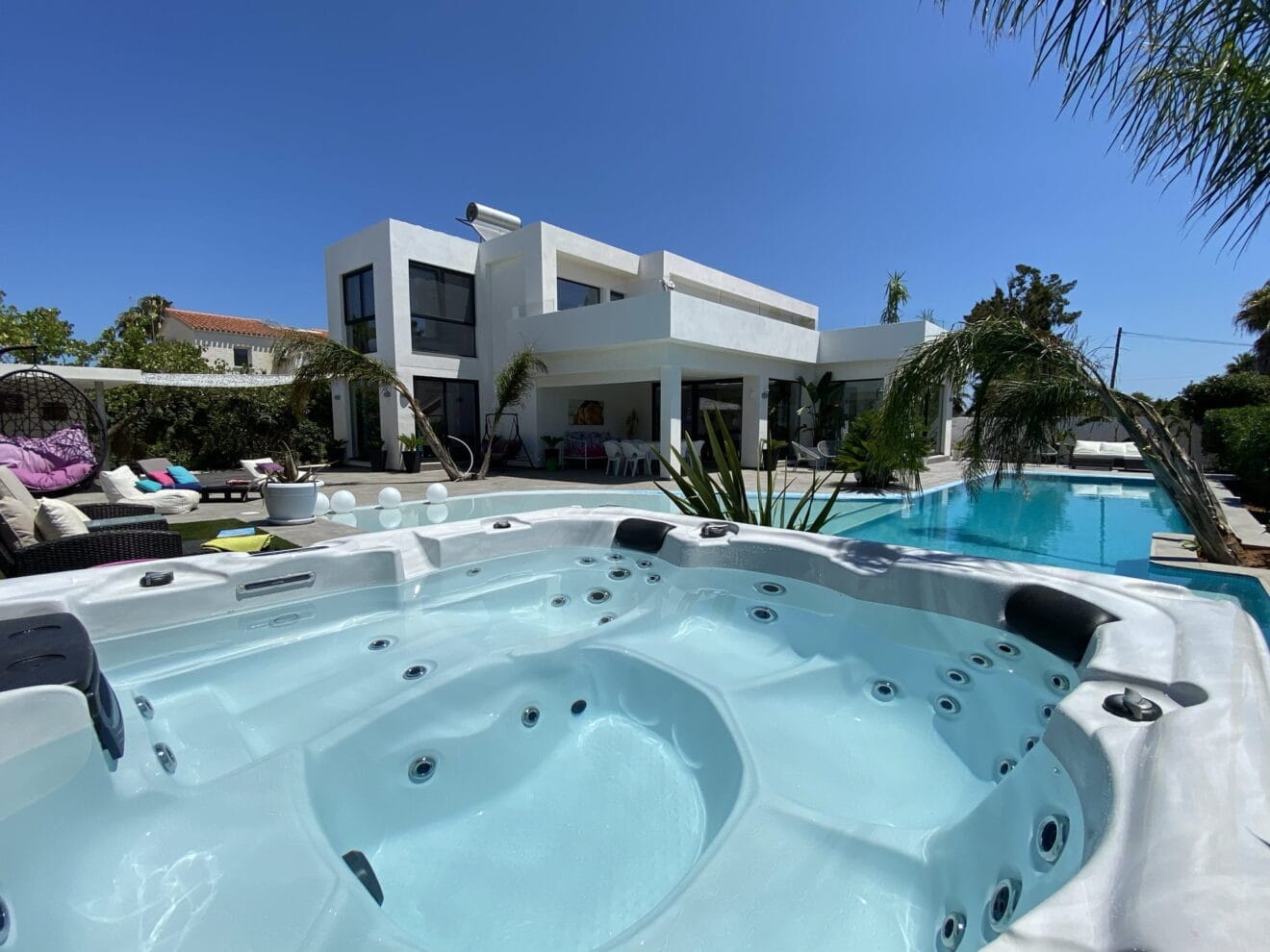 Piscina de una casa reformada y renovada - Lucas Graf Projects