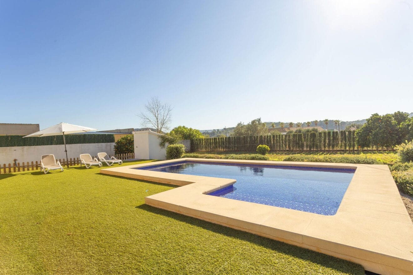Piscina de una casa de vacaciones en Jávea - MMC Property Services