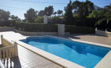 Piscina de una villa en venta en Jávea – Terramar Costa Blanca