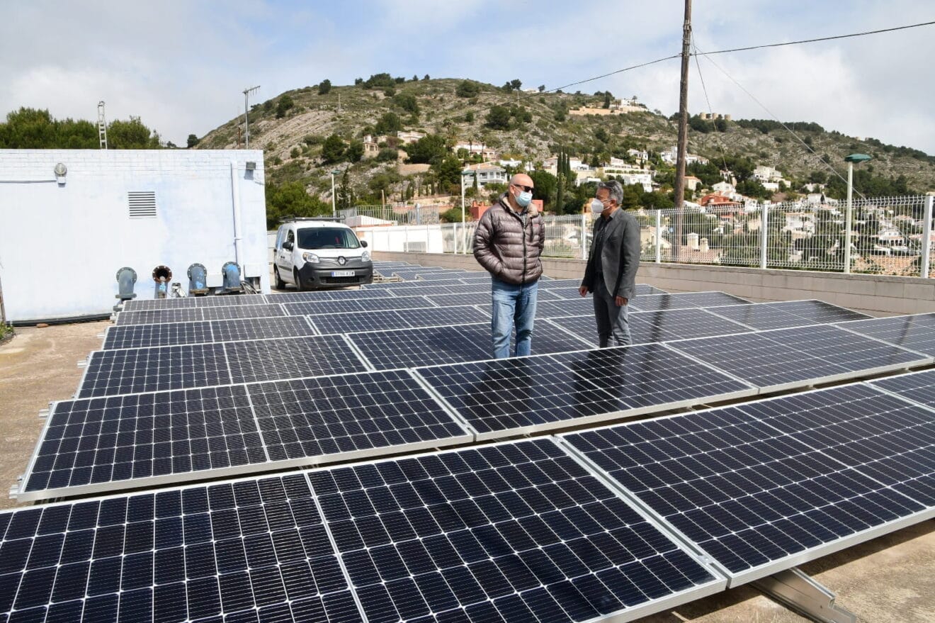 Placas solares en la estación de bombeo del Calvari