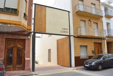 Puerta de acceso a la calle Llebeig