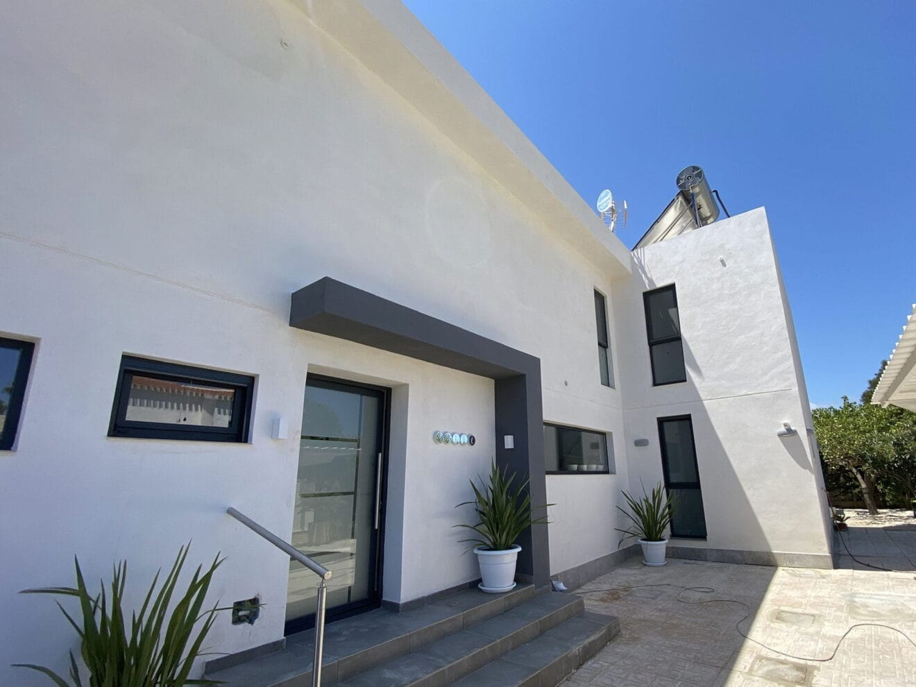 Reforma de una casa antigua reconvertida en villa moderna - Lucas Graf Projects