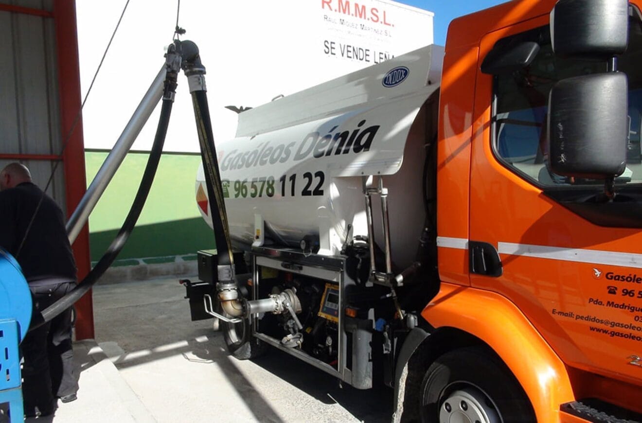 Repostaje de camiones en Gasóleos Dénia