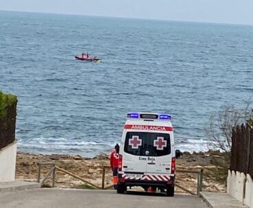 Rescate del surfista en la playa del Segundo Montañar