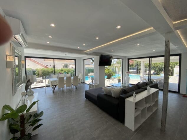 Imagen: Salón de una casa reformada y renovada por Lucas Graf Projects