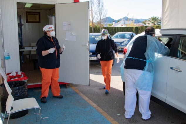 Imagen: Sanitarios realizando PCR en el Hospital de Dénia