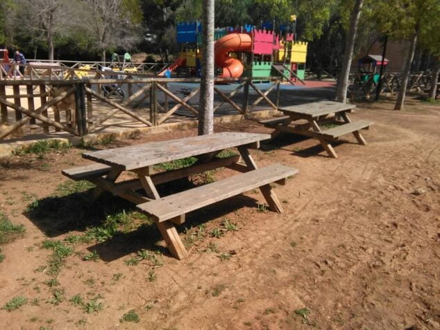Imagen: Separación de mesas de la zona recreativa de Pinosol