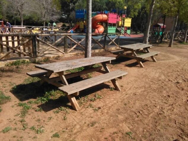 Imagen: Separación de mesas de la zona recreativa de Pinosol