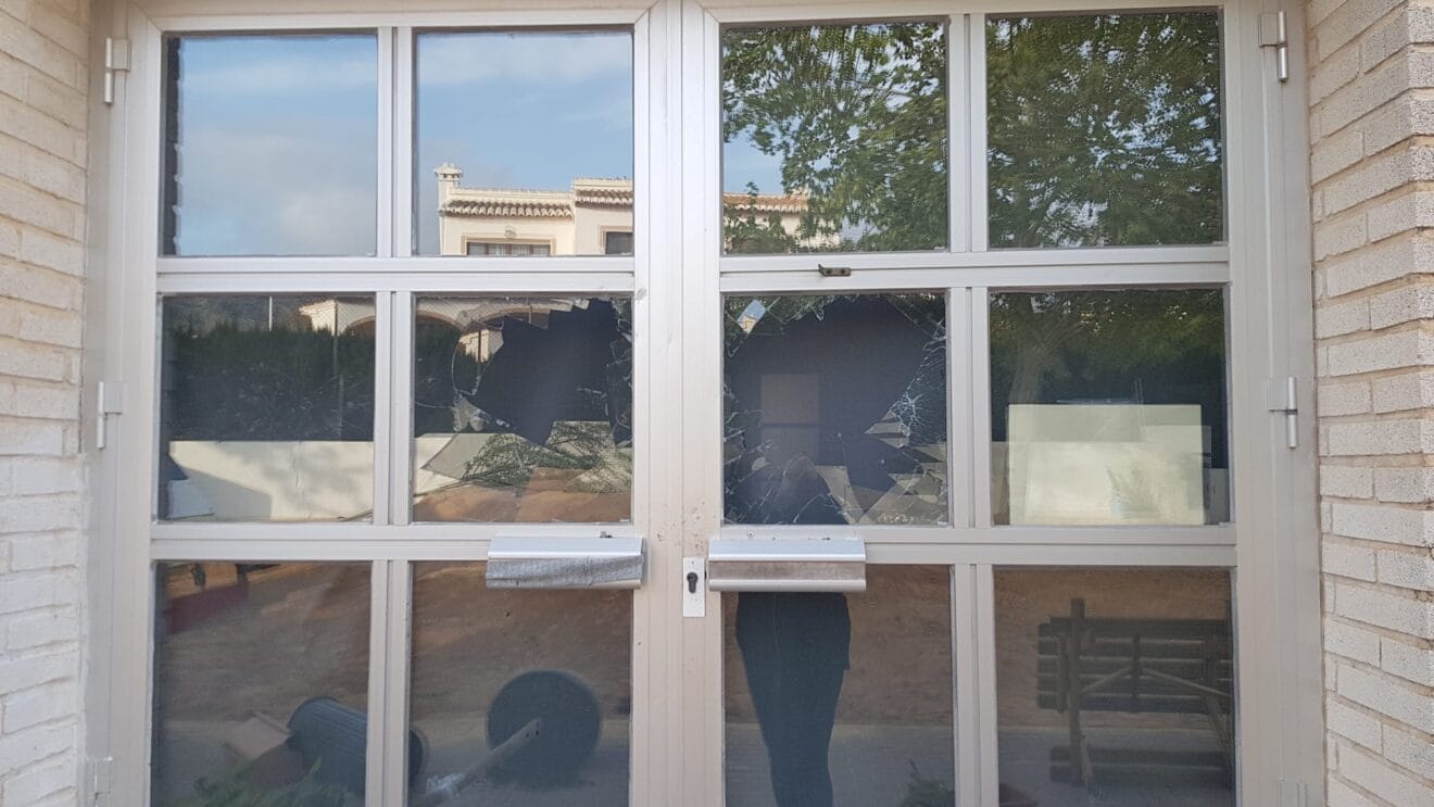 Ventanas rotas en el CEIP Trenc d'Alba